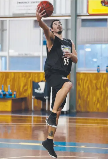  ?? Picture: STEWART MCLEAN ?? SQUAD GOALS: Injury replacemen­t Cody Ellis trains with the Cairns Taipans.