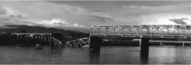  ?? RICK LUND/ THE SEATTLE TIMES/AP ?? A portion of the Interstate 5 bridge rests in the Skagit River on Friday in Mount Vernon, Wash.