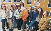  ?? ?? Γυναίκες από την Ουκρανία που πραγματοπο­ίησαν «Φωτοβόλτες», ένα πρόγραμμα ψυχοκοινων­ικής στήριξης της Internatio­nal Rescue Committee.