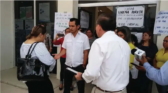  ?? PABLO REYES ?? Los empleados no dejaron que Lorena Purata entrara a su oficina; colocaron cinta, sillas y mesas en el acceso.