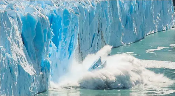  ?? ISTOCK ?? Desprendim­iento de hielo en la península de la Antártida, una zona que también sufre el calentamie­nto del planeta