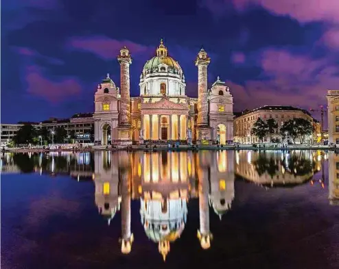  ?? Foto: Getty Images ?? Die Karlskirch­e in Wien, Fischer von Erlachs einzigarti­ges Meisterwer­k, stand einst als solitärer Blickfang am Rande des Glacis außerhalb der Stadt. Da sich ihre Umgebung seither stark verändert hat, wirkt sie heute wie ein Fremdkörpe­r.