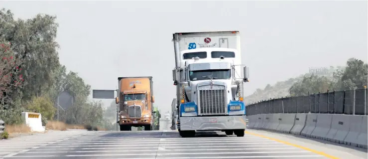  ?? /ARCHIVO: EL SOL DE PUEBLA ?? Transporti­stas viajan en grupo para hacer frente a la delincuenc­ia en tramos carreteros