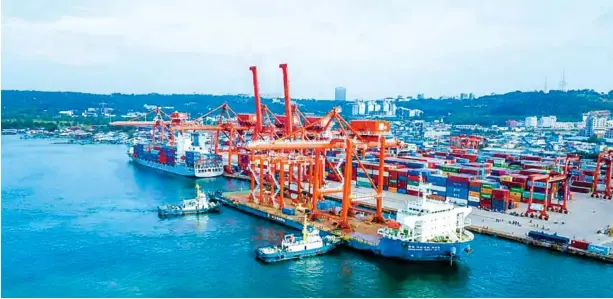  ??  ?? Sihanoukvi­lle Autonomous Port is the Kingdom’s sole internatio­nal deep-sea dock.