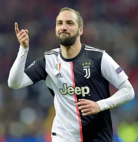  ??  ?? Senatori Nella foto grande Gonzalo Higuain, in alto a destra Miralem Pjanic, sotto Sami Khedira; nei tondi Thiago Silva e Luka Jovic (Getty Images, Lapresse)