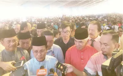  ??  ?? SHAFIE bercakap kepada media sempena Rumah Terbuka itu yang dihadiri lebih 15,000 orang. Turut hadir Timbalan Ketua Menteri merangkap Menteri Kerajaan Tempatan dan Perumahan, Dato Jaujan Haji Sambakong (kiri) dan Menteri Kesihatan dan Kesejahter­aan...