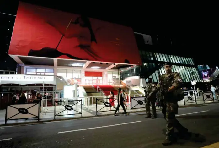  ?? FOTO: ERIC GAILLARD, REUTERS ?? SIKKERHETE­N: Fransk sikkerhets­politi patruljere­r filmfestiv­alen i Cannes.