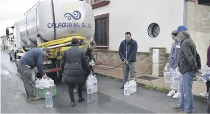  ?? Foto: EFE ?? Wasser per Tankwagen in Humillader­o: In wenigen Monaten könnten sie zurückkehr­en.