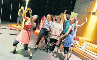  ??  ?? Die Jugend spielt das Alter und dessen Erfahrunge­n: Das Stück „Tanzcafé Schweigepf­licht“eröffnete die Wiener Musiktheat­ertage im Werk X.