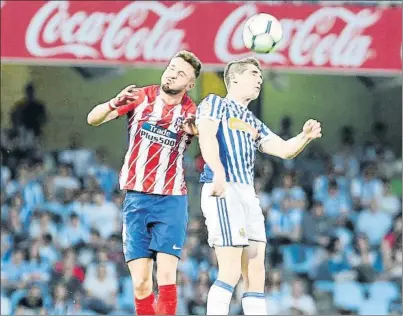  ?? FOTO: UNCITI ?? Saúl Ñíguez y Aritz Elustondo luchan con todo por un balón aéreo. La Real se dejó la piel en cada balón