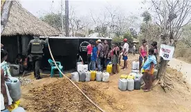  ?? CORTESÍA ?? Habitantes de San Antero hacen fila ante un tanque a la espera de agua.