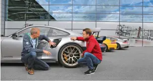  ??  ?? Adreas Preuninger, actual jefe de proyectos para los modelos GT de Porsche, ocupa la misma oficina que anteriorme­nte su predecesor Kussmaul, padre de estas criaturas.