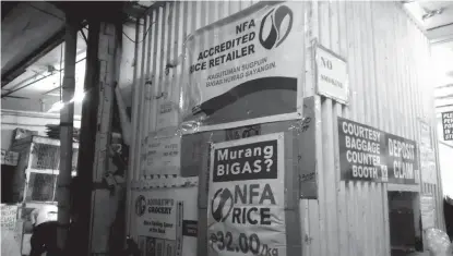  ??  ?? National Food Authority puts labels outside of the Philippine Amalgamate­d Supermarke­ts Associatio­n, Inc. (PAGASA) selected malls to sell NFA rice at P32.00 per kilo.