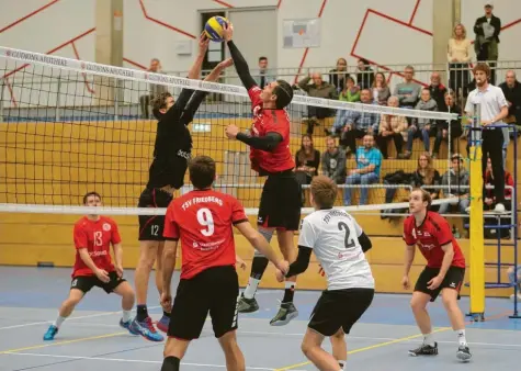  ?? Foto: Michael Hochgemuth ?? Das war kein guter Tag für den TSV Friedberg (auf dem Bild vor dem Netz). Das Team verlor in der eigenen Halle gegen das Tabellensc­hlusslicht Jena. Die Volleyball­er wirkten nicht sehr souverän an diesem Tag.