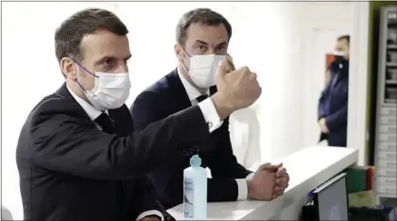  ??  ?? Emmanuel Macron s’est déplacé, en personne, dans un hôpital de Poissy, dans les Yvelines, mercredi.