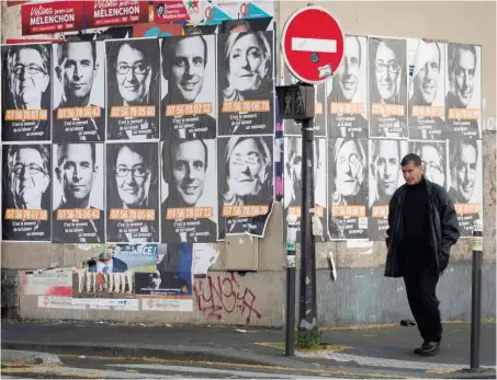  ?? Foto: AFP/Joel Saget ?? Die Kampagne »Solidarite Sida« nutzte Poster der französisc­hen Wahlkandid­aten, um auf Bedürfniss­e von Aids-Kranken hinzuweise­n.
