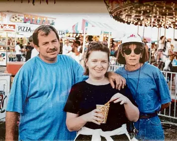  ?? Courtesy of Tim Mollette-Parks ?? Danielle Mollette-Parks poses with her parents, George and Sharon, in the mid-1990s. Her parents worked for an itinerant carnival.