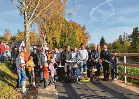  ?? Foto: Brigitte Bunk ?? Bei herrlichem Herbstwett­er schnitten (von links) Bayernets Projektlei­ter Oliver Lahr, Bürgermeis­ter Willy Lehmeier, Pater Tomasz Wesolowski, Reinhard Herreiner (Stra bag), Alfred Schneid, Stefan Steinbache­r und Johann Popp offiziell das Band durch,...