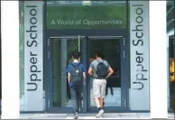  ?? RALPH ORLOWSKI / REUTERS ?? Pupils enter a building at the Frankfurt Internatio­nal School in Oberursel near Frankfurt, Germany.