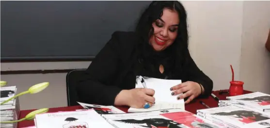  ?? YAZMÍN SÁNCHEZ ?? La escritora tampiqueña durante la firma de libros.