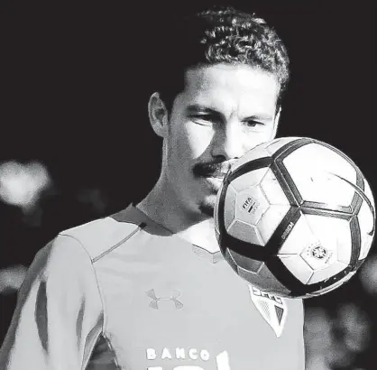  ?? Marcello Fim - 25.jul.17/Raw Image ?? O meio-campista Hernanes, de 32 anos, vestirá contra o Botafogo a camisa do Tricolor após sete anos; ele vai jogar avançado, podendo trocar de posição com o Cueva para melhorar o time ofensivame­nte