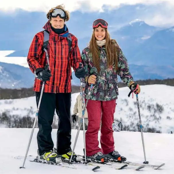  ??  ?? La pareja viajó al Sur para esquiar en Chapelco. Ambos demostraro­n ser expertos en ese deporte. Sus dos hijos, Martín y Luz quedaron al cuidado de sus abuelas. Les tocó una excelente nevada.