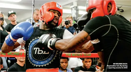  ?? Photo: ESTHER LIN/SHOWTIME ?? NO HOLDING BACK: Mayweather lets fly during a sparring session in 2015