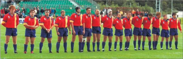  ??  ?? El XV del Mundial de 1999 ante Uruguay. Desde la izquierda, Malo, Calle, Camps, Zapatero, Villaú, S. Souto, Díaz, C. Souto, Alonso, Kovalenco, Bastide, Loubsens, Enciso, Ripol y Frechilla.