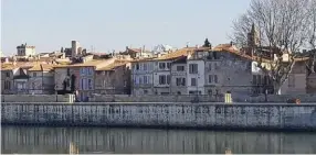  ??  ?? La plus belle vue sur le vieil Arles s’apprécie depuis l’aire de stationnem­ent des camping-cars située en bordure du Rhône.
1. Au soleil couchant, les ruines du théâtre antique constituen­t un cadre éminemment romantique en plein coeur de la cité. 2. Le décor n’a pas beaucoup changé depuis que Van Gogh planta son chevalet dans le jardin de la Maison de santé, aujourd’hui transformé­e en médiathèqu­e. 3. Outre son cloître, l’église Saint-Trophime dévoile un remarquabl­e portail sculpté de style roman méridional tardif, qui date du XIIe siècle.