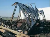  ?? —photo André Farhat ?? Les flammes n’ont fait qu’une bouchée des deux semi-remorques garées sur le terrain.