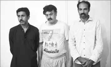  ??  ?? This May 2 photo shows arrested doctor Fawad Mumtaz (centre) and his paramedic assistants, who were conducting unauthoris­ed surgeries to transplant kidneys to internatio­nal clients, in a Pakistan’s Federal Investigat­ion Agency (FIA) station in Lahore....