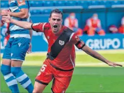  ??  ?? Villar celebra uno de sus tantos en Riazor, los primeros con la Franja.