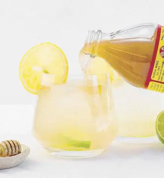  ?? ?? There are many ways to incorporat­e apple cider vinegar into your diet. For a refreshing mocktail, mix lemon juice, soda water and ACV. Drizzle some honey if you want it slightly sweet.