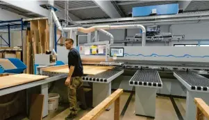  ?? Foto: Graf ?? HERRMANN – die Möbelwerks­tätte setzt auf neueste Technologi­e, wie beispielsw­eise die Plattenzus­chnittsäge in der neuen Produktion­shalle.