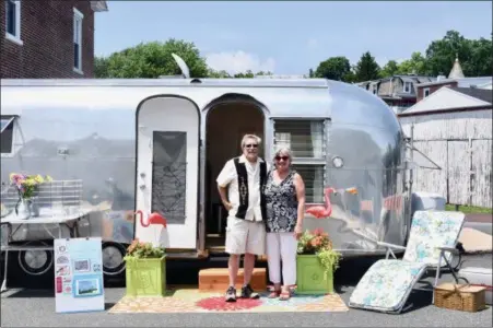  ?? JeSi yoSt — For MeDiAnewS groUP ?? Members of the tin can tourists, Paul Knittel and rhea Keller Knittel of Mexico, n.y., pose in front of their 1961 overlander Airstream landyatt.