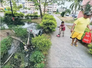  ?? CHRISTIAN VINUEZA / EXPRESO ?? Quejas. Los vecinos aseguran ya han denunciado al Municipio la situación de las aguas estancadas.