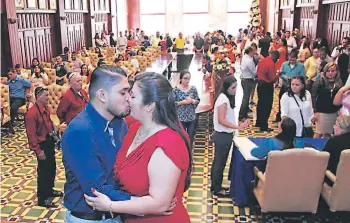  ??  ?? COMPROMISO. Unas 60 parejas al mes contraen nupcias en el palacio municipal.