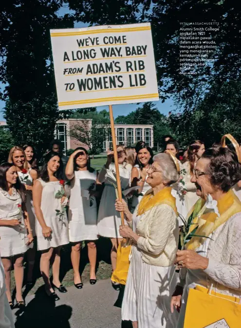  ?? DAVID ARNOLD ?? 1971, MASSACHUSE­TTS
Alumni Smith College angkatan 1921 melakukan pawai dalam acara wisuda, mengangkat poster yang menekankan kemajuan kaum perempuan selama setengah abad terakhir.