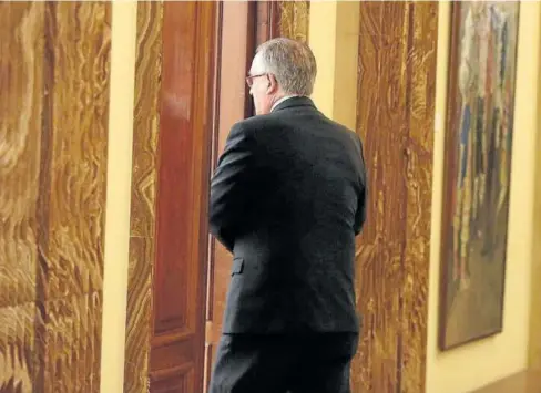  ?? Foto: Javier Bergasa ?? El alcalde se mete en su despacho tras anunciar que todavía no había tomado la decisión de irse.