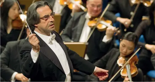  ??  ?? Orchestra Riccardo Muti è nato a Napoli, il 28 luglio 1941: il suo tempestoso addio alla Scala risale al 2005, dal 2010 è music director della Chicago Symphony Orchestra