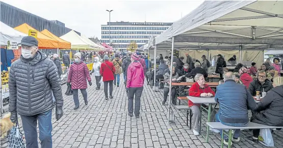  ?? Reuters ?? Barbijos y reuniones sociales en la feria dominical de Hakaniemi en Helsinki, Finlandia