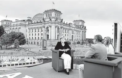  ?? S Angelou Merkelovou odvysílala televize ARD v neděli. V pozadí budova Reichstagu. FOTO ČTK/ AP ?? Letní rozhovor