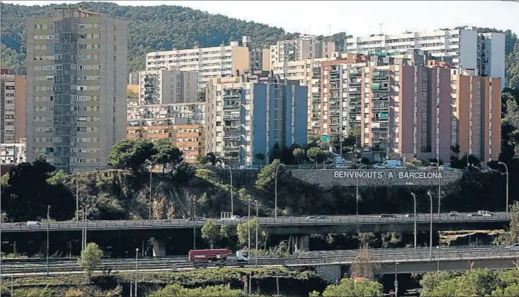  ?? LLIBERT TEIXIDÓ / ARCHIVO ?? Un barrio castigado. Vista de Ciutat Meridiana, en Nou Barris, uno de los vecindario­s con más desahucios y pisos reocupados