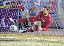  ??  ?? Aitor Fernández detiene el balón en un partido de esta temporada.