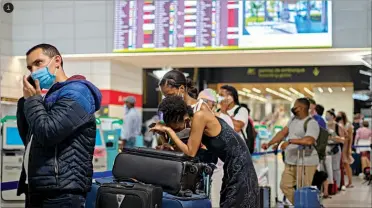  ??  ?? 1 1 Distanciam­ento social foi impossível de manter no Aeroporto de Lisboa
2 Cansaço obrigou passageiro­s a improvisar áreas de descanso
3 Passageiro­s queixaram-se de falta de informação
