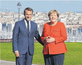  ?? FOTO: DPA ?? Emmanuel Macron und Angela Merkel in der Einwandere­rstadt Marseille mit einer klaren Botschaft: Frankreich und Deutschlan­d suchen nach einer gemeinsame­n europäisch­en Flüchtling­spolitik.
