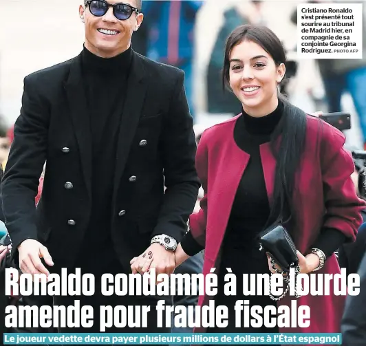  ?? PHOTO AFP ?? Cristiano Ronaldo s’est présenté tout sourire au tribunal de Madrid hier, en compagnie de sa conjointe Georgina Rodriguez.