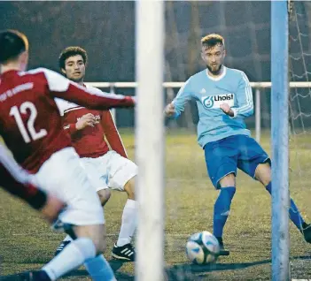  ??  ?? Neuzugang Thomas Cyrys (rechts) markierte die Wülfrather 1:0-Führung.