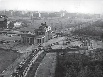  ?? ?? An aerial view of the Berlin Wall, near the Brandenbur­g Gate, in December 1960.