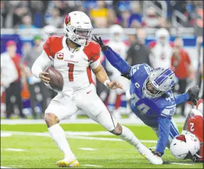  ?? Lon Horwedel The Associated Press ?? Arizona Cardinals quarterbac­k Kyler Murray eludes pressure from Detroit Lions linebacker Jalen Reeves-maybin on Sunday in Detroit.